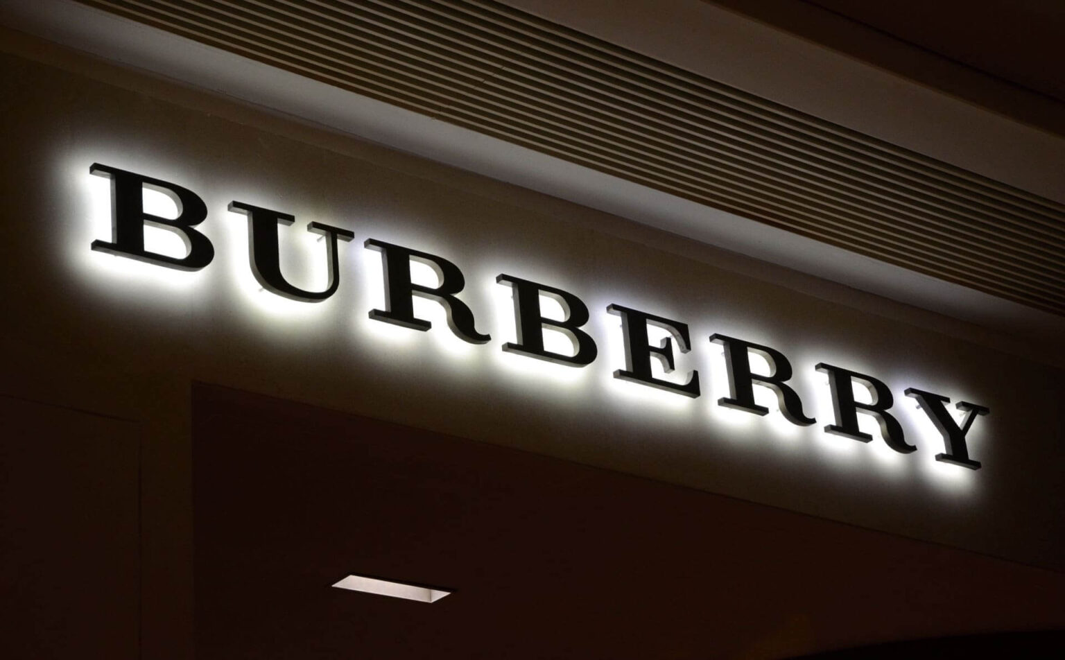 Front Lit Reverse Channel Letters Reverse Lit Channel Letters | ReverseChannelLetters.com